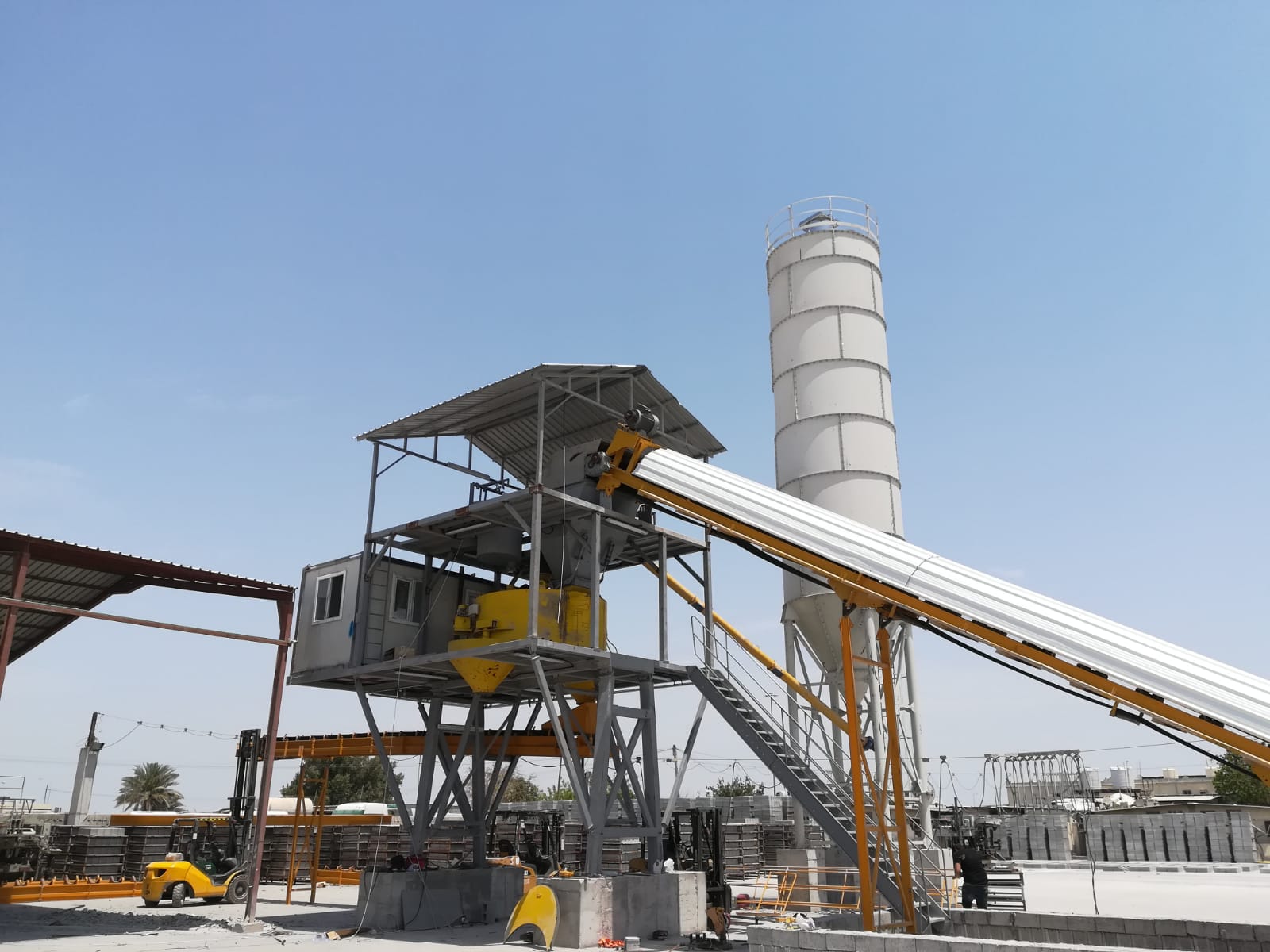 Бетонный завод днем Бетонный завод днем