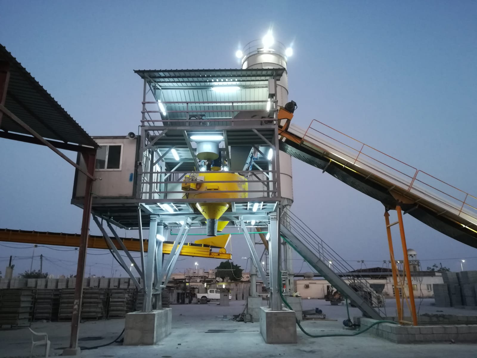 Бетонный завод ночью Бетонный завод ночью